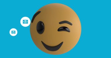 Mavi arkaplan üzerinde gülümseyen emoji simgesi ve e-posta simgeleri canlandırması. Dijital olarak oluşturulmuş küresel sosyal medya, dijital arayüz ve veri işleme kavramı.