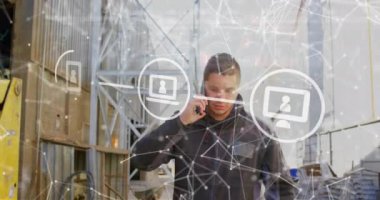 Ağ bağlantıları ve dijital simgelerin akıllı telefondan konuşan beyaz adam üzerindeki animasyonu. Küresel ağ ve iş teknolojisi kavramı
