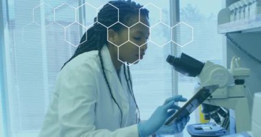 Afrika kökenli Amerikalı kadın bilim adamı üzerine bilimsel veri işleme animasyonu. Küresel sağlık, bilim, tıp, araştırma, bilgisayar ve veri işleme kavramı dijital olarak oluşturulmuş video.