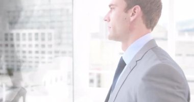 Kafkas işadamlarının yürüme ve şehir manzarası üzerindeki animasyonları. Küresel iş, finans, dijital arayüz, hesaplama ve veri işleme kavramı dijital olarak oluşturulmuş video.