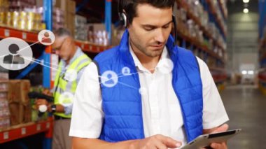 Depoda tablet kullanan Kafkas erkek yöneticisinin profili simgelerinin oluşturulduğu ağın animasyonu. Küresel ağ ve lojistik iş teknolojisi kavramı