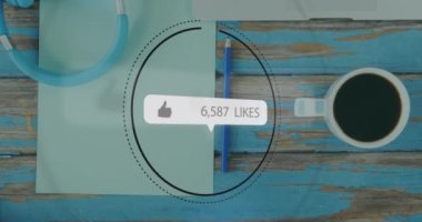 Gazeteler ve kahveyle birlikte sosyal medya veri işlemlerinin animasyonu. Küresel iş, finans, hesaplama ve veri işleme kavramı dijital olarak oluşturulmuş video.