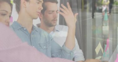 Yürüyen insanlar ve şehir manzarası üzerinde çalışan çeşitli iş adamlarının animasyonu. Küresel iş, finans, dijital arayüz, hesaplama ve veri işleme kavramı dijital olarak oluşturulmuş video.