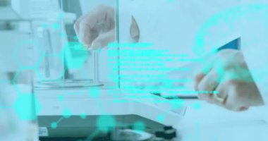 Kafkas erkek bilim adamı üzerinde bilimsel veri işleme animasyonu. Küresel sağlık, bilim, tıp, araştırma, bilgisayar ve veri işleme kavramı dijital olarak oluşturulmuş video.