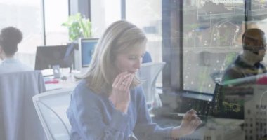 Şehirdeki çeşitli iş adamlarının animasyonu. Küresel iş, finans, dijital arayüz, hesaplama ve veri işleme kavramı dijital olarak oluşturulmuş video.