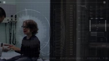 Asyalı erkek doktor ve hasta arasındaki veri işleme animasyonu. Küresel sağlık, bilim, tıp, araştırma, bilgisayar ve veri işleme kavramı dijital olarak oluşturulmuş video.