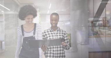 Şehirdeki çeşitli iş adamlarının animasyonu. Küresel iş, finans, dijital arayüz, hesaplama ve veri işleme kavramı dijital olarak oluşturulmuş video.