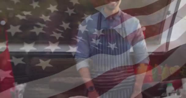 Animacja Flagi Usa Nad Szczęśliwą Parą Dwurasową Ciężarówce Jedzeniem Amerykański — Wideo stockowe