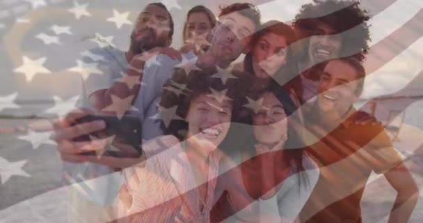 Animáció Zászló Usa Felett Boldog Különböző Barátok Szelfi Strandon Amerikai — Stock videók