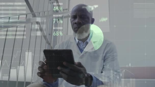 Κινούμενα Σχέδια Επεξεργασίας Στατιστικών Δεδομένων Αφροαμερικανό Άνδρα Γιατρό Που Χρησιμοποιεί — Αρχείο Βίντεο