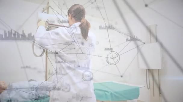 患者との白人女性医師に対するデータ処理のアニメーション グローバルヘルスケア コンピューティング データ処理コンセプトデジタル生成ビデオ — ストック動画