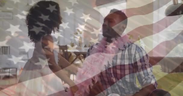 Анімація Прапора Сша Над Щасливим Афроамериканським Батьком Дочкою Американський Патріотизм — стокове відео