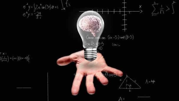将数学方程在电灯泡内的脑力作用下 通过杯状的手进行动画化 医学研究和科学技术概念 — 图库视频影像