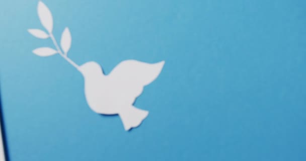 Beyaz Güvercini Yaprak Beyaz Kağıt Mavi Arkaplanda Kopyalama Alanı Ile — Stok video