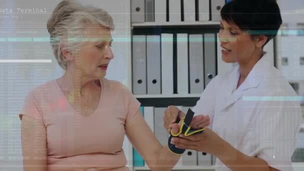 女性高齢者の手を検査する多様な女性医師を介したデータ処理のアニメーション 医療技術コンセプト — ストック動画