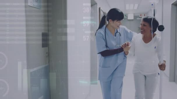 Kadın Bir Hastanın Hastanede Yürümesine Yardım Eden Çeşitli Kadın Doktorların — Stok video