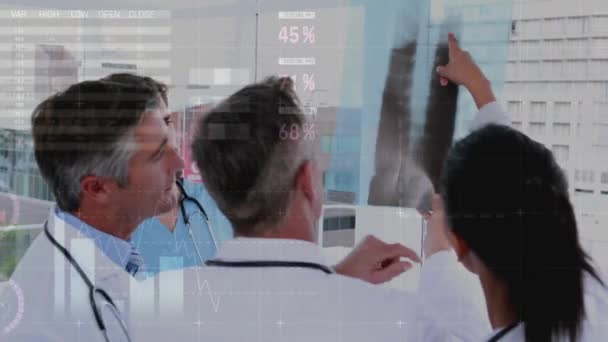 Animação Processamento Dados Estatísticos Sobre Equipe Diversos Médicos Que Examinam — Vídeo de Stock