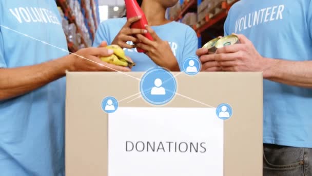 Animación Red Iconos Perfil Sobre Diversos Voluntarios Abriendo Caja Donación — Vídeo de stock