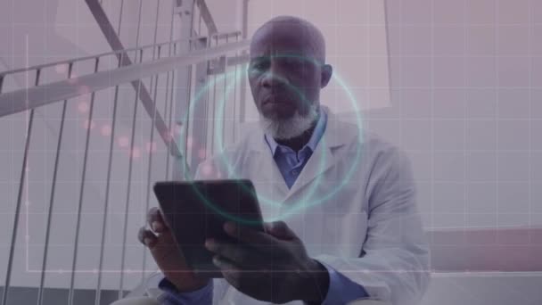 Animacja Neonowego Kształtu Przetwarzanie Danych Nad Afrykańskim Lekarzem Amerykańskim Stosującym — Wideo stockowe