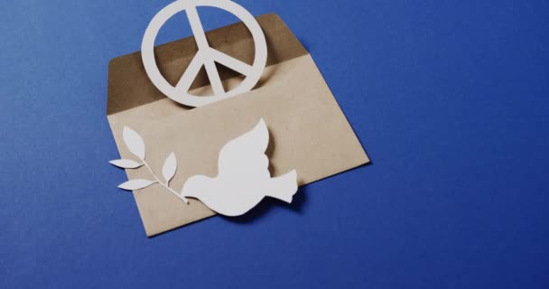 关闭白色鸽子与叶子 白色和平标志 信封和复制蓝色背景的空间 和平与反战运动概念 — 图库视频影像