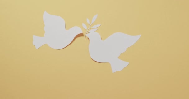 Közelkép Fehér Galambok Levél Másolás Helyet Sárga Háttér Béke Háborúellenes — Stock videók