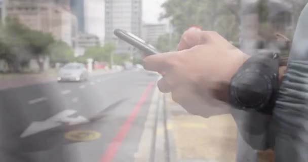 Animación Hombre Caucásico Usando Teléfono Inteligente Sobre Personas Caminando Paisaje — Vídeo de stock