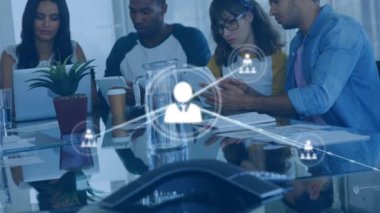 Profil simgelerinin oluşturduğu ağın animasyonu, ofiste tartışan farklı meslektaşlardan oluşan bir ekibe karşı. Küresel ağ ve iş teknolojisi kavramı