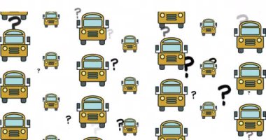 Beyaz arka planda soru işaretlerinin üzerinde yüzen okul otobüsü simgelerinin animasyonu. Eğitim, öğrenim, okul ve veri işleme kavramı dijital olarak oluşturulmuş video.