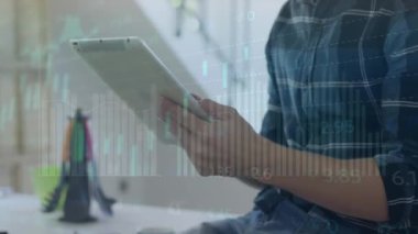 Dijital tablet kullanan bir adamın orta bölümündeki istatistiksel veri işleme animasyonu. Bilgisayar arayüzü ve iş veri teknolojisi kavramı