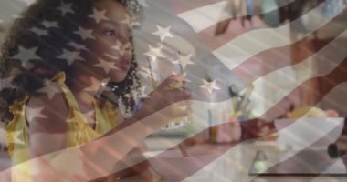 Amerika bayrağının animasyonu mutlu Afrika kökenli Amerikalı kızın içmesi üzerine. Amerikan vatanseverliği, bağımsızlık ve çeşitlilik kavramı dijital olarak oluşturulmuş video.