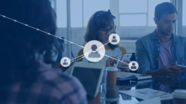 Ofisteki elektronik cihazları kullanarak çeşitli meslektaşlarına karşı profil simgeleri ağının animasyonu. Küresel ağ ve iş teknolojisi kavramı