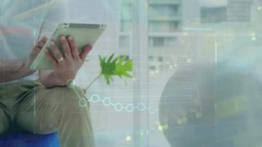 Dijital tablet kullanan ve gülümseyen Kafkas kıdemli bir adamın istatistiksel veri işleme animasyonu. Bilgisayar arayüzü ve iş veri teknolojisi kavramı