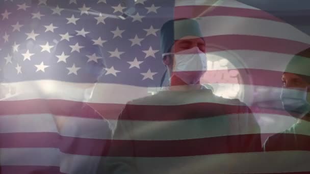 Анимация Флага Америки Над Различными Хирургами Мировое Здравоохранение Наука Медицина — стоковое видео