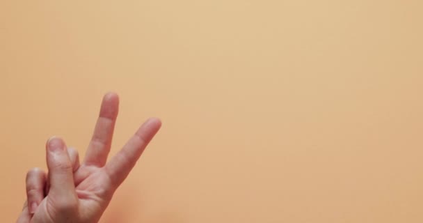 Großaufnahme Der Hand Einer Kakaukasierin Die Ein Friedenszeichen Mit Kopierraum — Stockvideo
