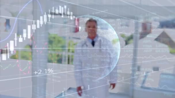 Animacja Wykresów Liczbami Kuli Ziemskiej Uśmiechnięty Biały Lekarz Stojący Ramię — Wideo stockowe
