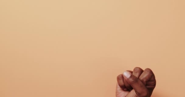 Blisko Strony Birasowy Człowiek Pokazujący Znak Pokoju Miejsca Kopiowania Pomarańczowym — Wideo stockowe