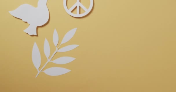用和平标志和叶子关闭白鸽 并复制黄色背景的空间 和平与反战运动概念 — 图库视频影像