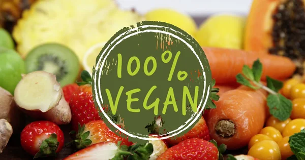 果物や野菜の上に100 ビーガンテキストの複合 エコ健康食品や家庭栽培のコンセプトデジタルで生成されたイメージ — ストック写真