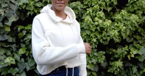 Μεσοτομή Αφροαμερικάνας Γυναίκας Λευκή Μπλούζα Κουκούλα Στον Κήπο Αργή Μορίων — Αρχείο Βίντεο
