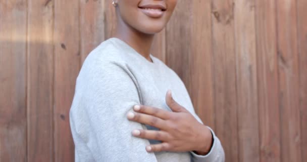 Mulher Americana Africana Feliz Camisola Cinza Tocando Manga Câmera Lenta — Vídeo de Stock