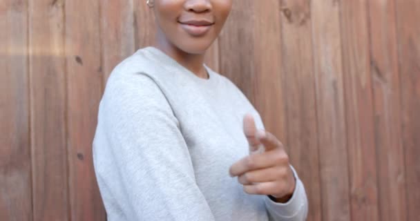 Glückliche Afroamerikanerin Grauem Sweatshirt Die Auf Den Ärmel Zeigt Zeitlupe — Stockvideo