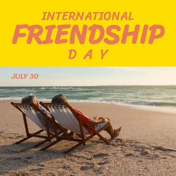 Mezinárodní Den Přátelství Text Různými Staršími Přáteli Lehátkách Slunné Pláži — Stock fotografie
