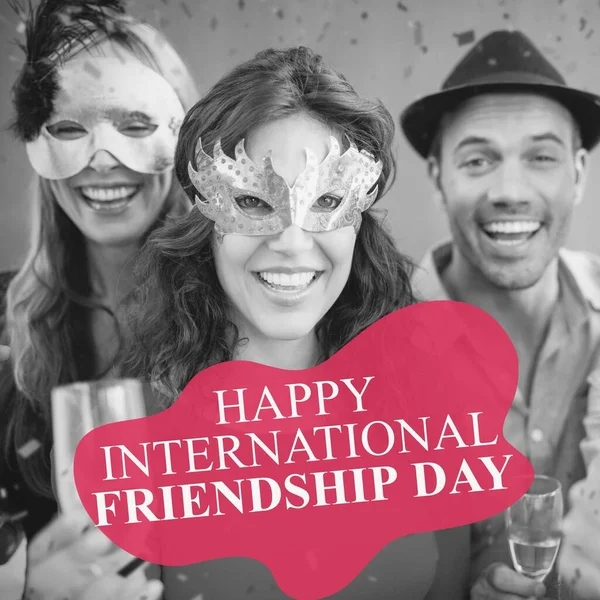 Feliz Día Amistad Internacional Texto Rojo Sobre Amigos Caucásicos Felices —  Fotos de Stock