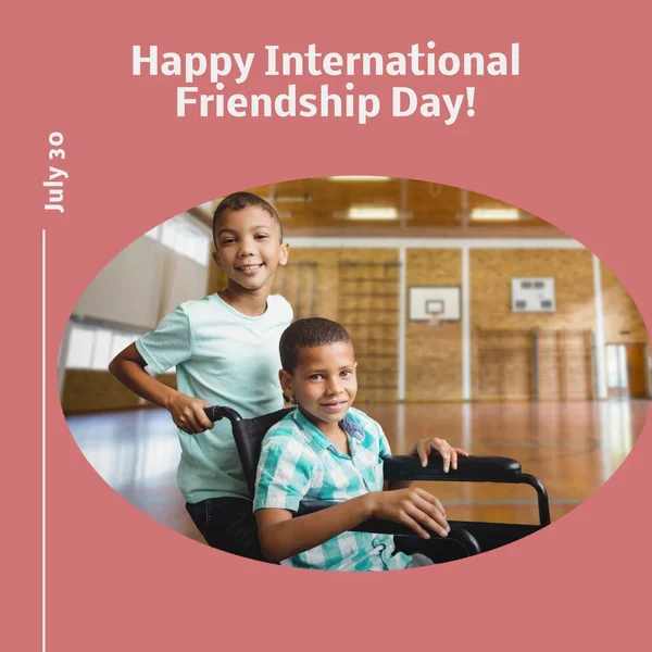 Счастливый Международный День Дружбы Розовом Счастливом Мальчике Толкающем Друга Инвалидной — стоковое фото