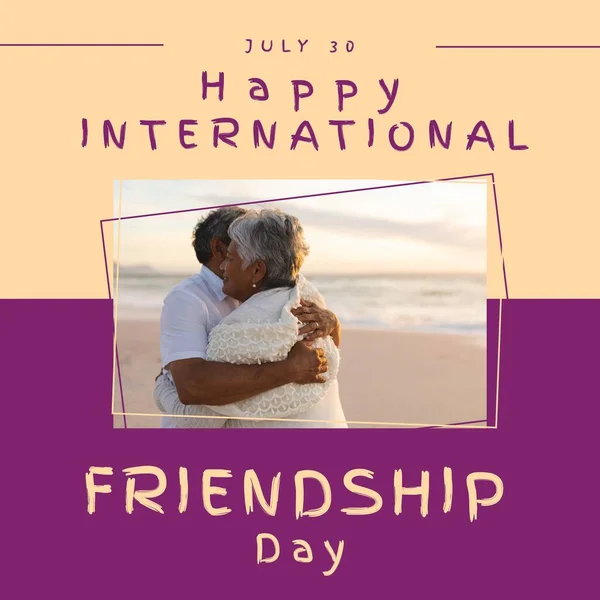 Boldog Nemzetközi Barátság Nap Szöveget Boldog Változatos Idősebb Férfi Ölelést — Stock Fotó