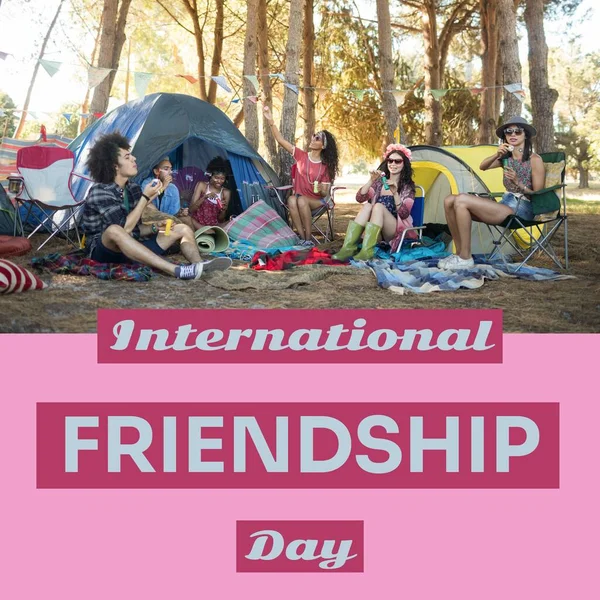 Internationaler Freundschaftstag Mit Fröhlichen Freunden Die Auf Dem Festplatz Blasen — Stockfoto