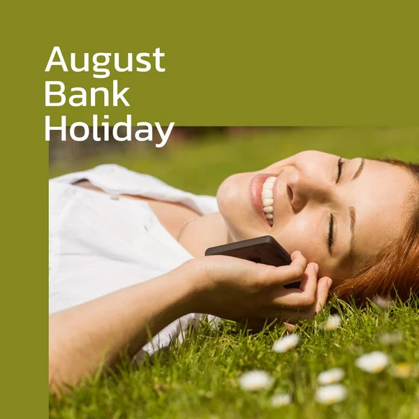 Ağustosta Banka Tatilinde Mutlu Beyaz Bir Kadının Akıllı Telefonuyla Çimlerin — Stok fotoğraf