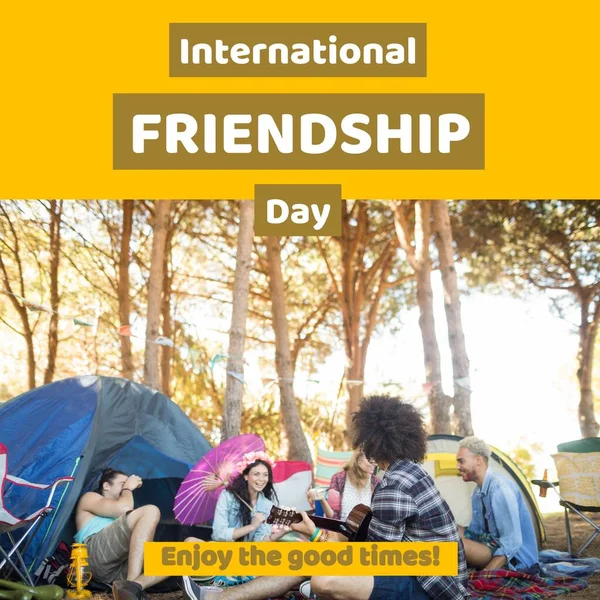Texto Dia Amizade Internacional Com Amigos Diversos Felizes Relaxando Acampamento — Fotografia de Stock