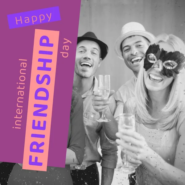 Feliz Dia Amizade Internacional Texto Roxo Com Amigos Caucasianos Felizes — Fotografia de Stock