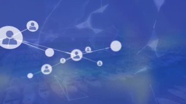 Dünya üzerinde bağlı simgelerin canlandırılması ve arkaplanda gökyüzüne bağlı noktalar. Dijital bileşim, çoklu pozlama, iletişim, küreselleşme ve teknoloji kavramı.